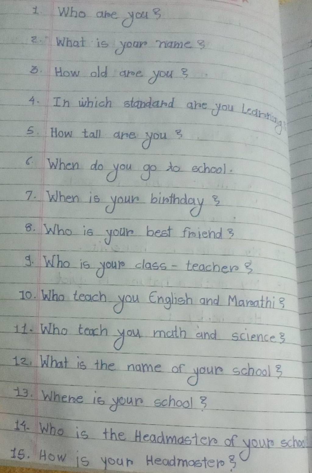 dê uma resposta para as perguntas : 1. Who are you? 2. What are you? 3. How  old are you ? 4. Where is 